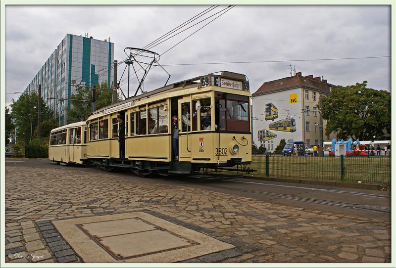 Ungleiches Paar -  
Triebwagen 3802 Baujahr 1927 zieht Beiwagen 1707 der BVG-Ost Baujahr 1950 bei einer Sonderfahrt Anllich des Tag der offenen Tr im Betriebshof Lichtenberg. 
Es gab auch mit diesem Zug Pendelfahrten zwischen dem Betriebshof Lichtenberg und S+U Bahnhof Lichtenberg
26.09.2009