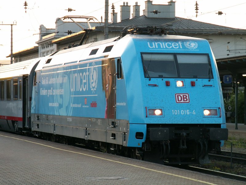 UNICEF 101 016-4, hier absichtlich abgeschnitten um den Aufdruck auf der Seite sehen zu knnen, an der Spitze des IC  Windows Vista  nach Wien West bei seinem Halt in Wien Htteldorf, 17.4.2007