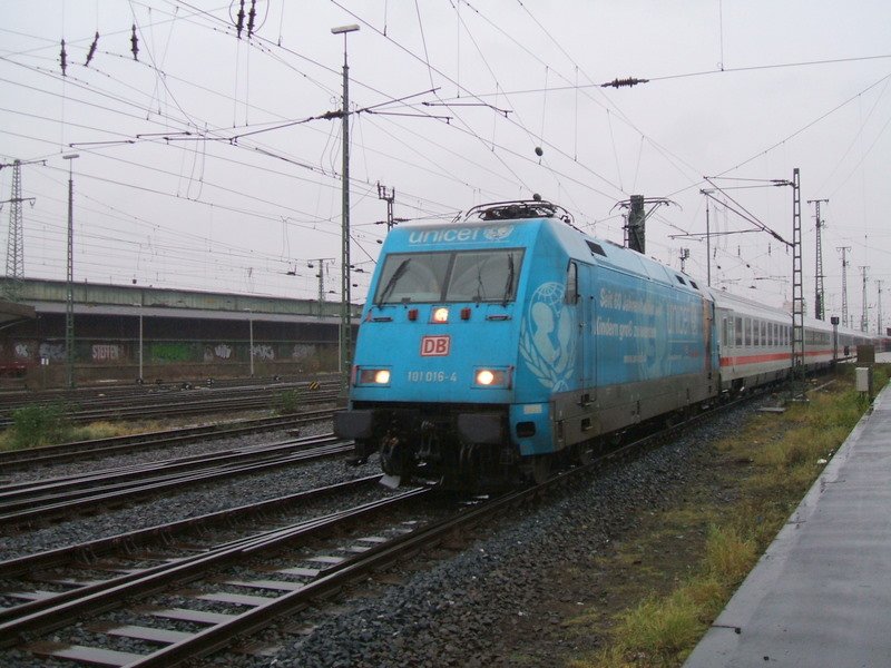 Unicef  101 016 mit IC 2115 nach Stuttgart,Ausfahrt in Dortmund Hbf.(04.01.2008)