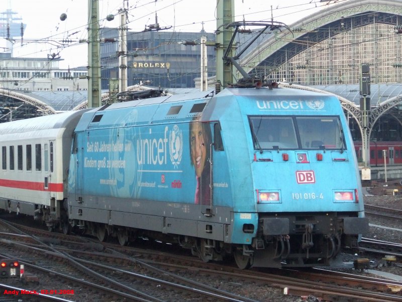Unicef Werbelokomotive BR 101 016-4 schiebt einen InterCity in den Klner Hbf. (03.01.2008)