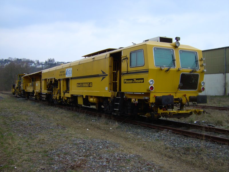 Universalstopfmaschine DB-475 Unimat 4 S (Baujahr 2001)der DGU (Deutsche Gleisbau Union) abgestellt am Bahnhof Arnsberg (Aufnahme: 09.04.08).