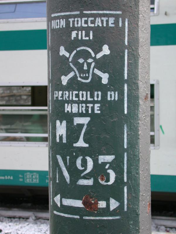 Unmissverstndliche Warnung an jedem italienischen Fahrleitungsmasten. (05.07.2001)
