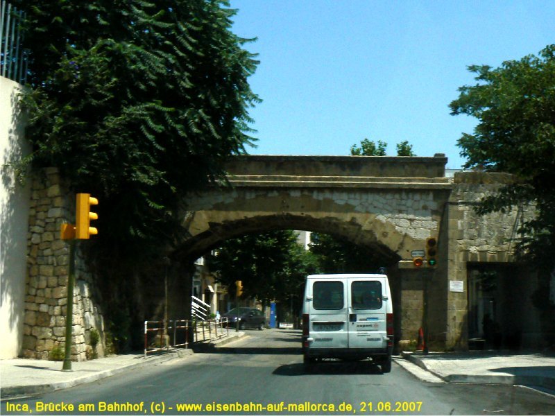 Unmittelbar im Anschlu an den Bahnhof quert die Bahn in Inca auf dieser alten Steinbogenbrcke die Avinguda del General Luque. Foto: 21.06.2007