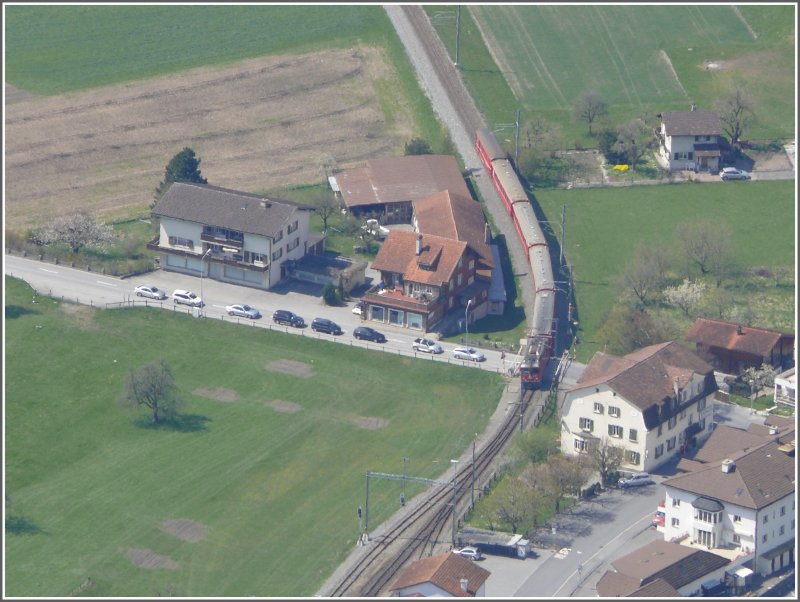 Unmittelbar hinter dem RE 1041 nach Davos folgt der RE 1241 nach Scuol-Tarasp und biegt soeben in den Bahnhof Malans ein. Zug lok ist eine Ge 4/4 II. (13.04.2008)