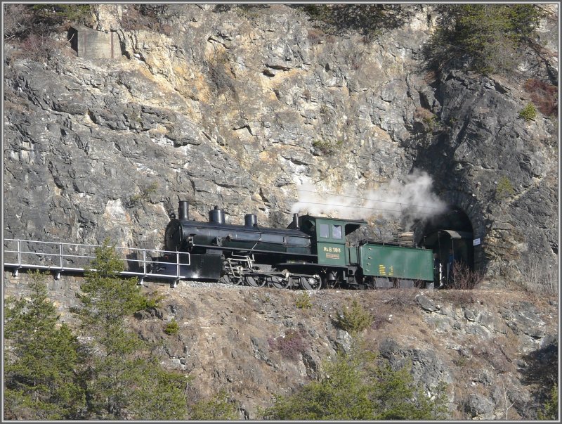 Unmittelbar nach dem Landwasserviadukt folgt ein kleines Tunnel und schon die nchste Brcke. (20.02.2008)