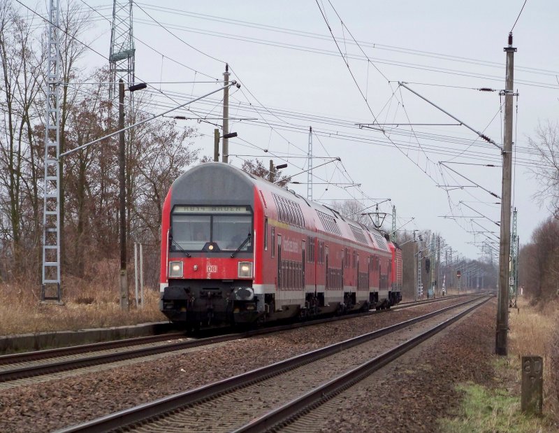 Unmoderner Steuerwagen als RB14 nach Berlin Schnefeld Flughafen. Hier bei Ragow. Dieser Ort liegt zwischen Lbbenau und Lbben. 28.02.2009