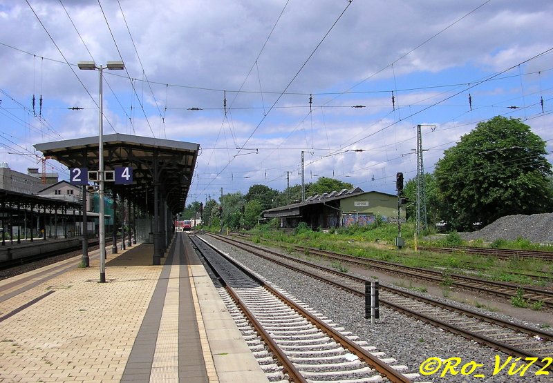 Unna Bf, links Gleis 2 und 4, rechts d. ehemalige Gbf. Im Hintergrund (ganz klein) steht die S 4 (Unna-Dortmund - Ltgendortmund). 17.06.2007.