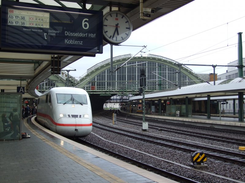 Unschwer zu erkennen, was Sache ist!
ICE 844 nach Dsseldorf und ICE 854 nach Koblenz (Trier) werden im Berliner Ostbahnhof zur Abfahrt bereit gestellt.
Rechts sieht man noch die Durchfahrtsgleise 5 und 4, daneben die GLeise 3-1.
Berlin, der 24.8.08