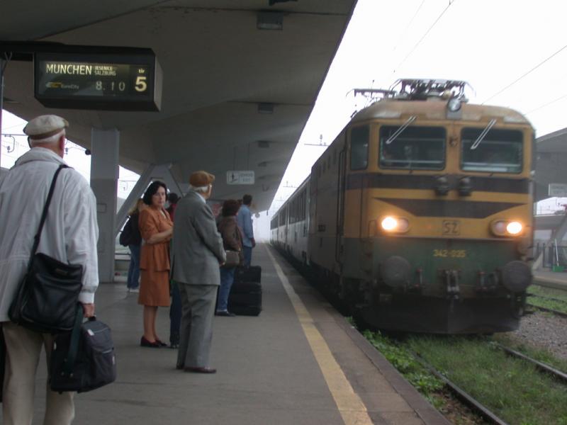 Unser EC nach Mnchen ber Jesenice wird gezogen von der Lok
342-035. Auch in Ljubljana gibts im Herbst manchmal Nebel.
(09.10.2001)