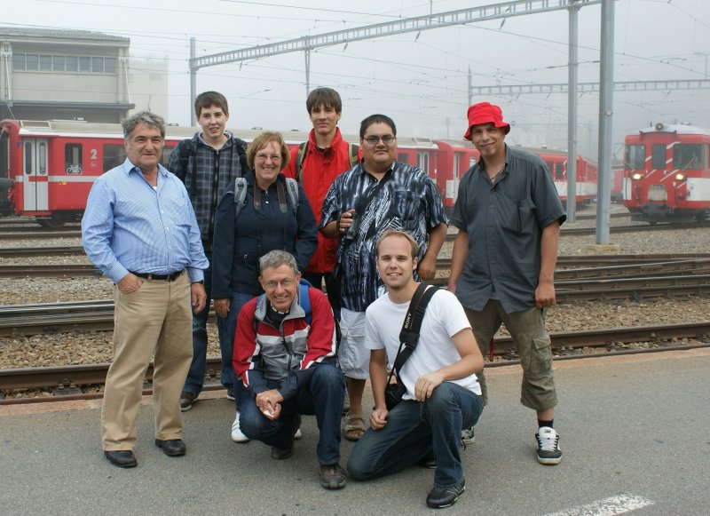 Unser Gruppenfoto vom Bahnbildertreffen Andermatt/Gschenen: 
v.L.n:r: Werner, Dani, Christine, Silvan, Stefan, Lukas
und die zwei kleinen vorne: Stefan und Jan.
Danke an den unbekannten schsischen Fotografen fr dieses Bild. 