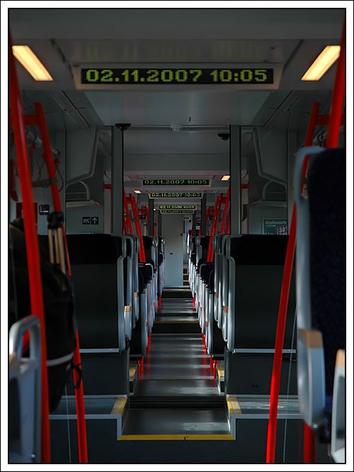 Unser heutiger Fototag begann schon recht frh, wenn man die Abreise mit dem Zug in der Frh mitrechnet. Fr mich ging es zuerst mit dem IC 550 von Graz nach Bruck und dann mit dem 4024 104, dessen Innenraum ihr hier sieht weiter nach Stein an der Enns. Im Stich gelassen hat uns auch teilweise der angekndigte Sonnenschein, der heute am 2.11.2007 herrschen sollte. Naja - Rckblickend habe ich nach einem 14stdigen Ausflug gerade einmal 8 Fotos mitgebracht, wobei dieses hier gar nicht mitgerechnet ist, was uns aber von vornherein klar war, da im Ennstal nicht wirklich viel Verkehr auf der Schiene unterwegs ist. Nur so viel zu einer krzlich gefhrten Diskussion, wer wo wann seine Fotos macht. Achja, dem Erfinder oder Entwickler oder wie man den Typen auch immer bezeichnen mag, der diese Sitze im Talent entwickelt hat, wnsche ich auch einmal eine 2 Stundenfahrt, so wie mir heute. Ob er dann noch einmal soetwas auf den Markt bring, wage ich zu bezweifeln.