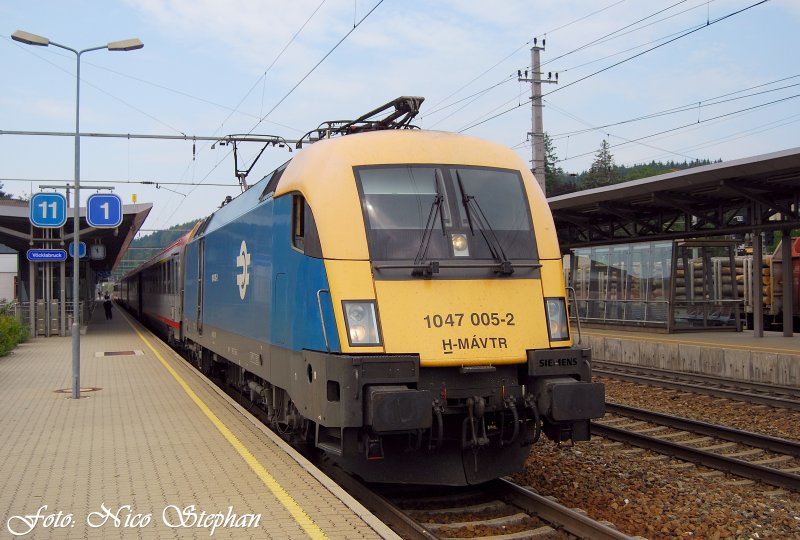 Unser Zug: BB IC 549  A1 BlackBerry  Salzburg Hbf. - Wien-Wetbahnhof mit MAV 1047 005-2 an der Spitze,whrend des kurzen Haltes in Vcklabruck (sterreichurlaub 09.08.09)