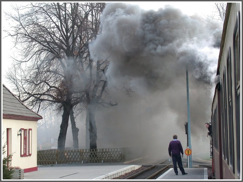 Unsere Mallet 995906-5 an unserem Zug 8961 nach Hasselfelde macht vor der Abfahrt in Gernrode mchtig Dampf, oder treffender gesagt, Rauch. (14.12.2006)