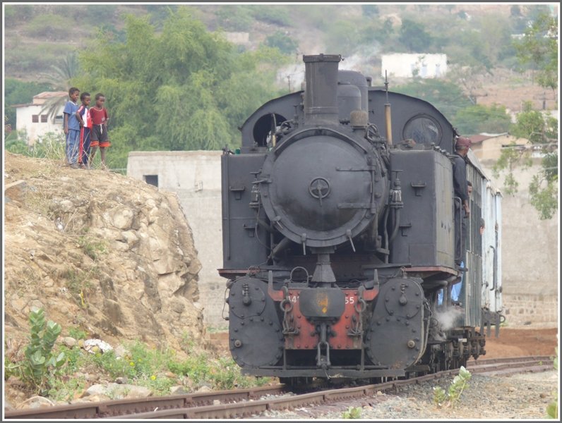 Unsere Scheinanfahrten bei Ghinda werden immer von vielen Einheimischen mitverfolgt und das  unbewaffent , wohingegen die Eisenbahnfans schwer zu leiden hatten unter ihren umgehngten  und schussbereiten Kameras. (30.10.2008)
