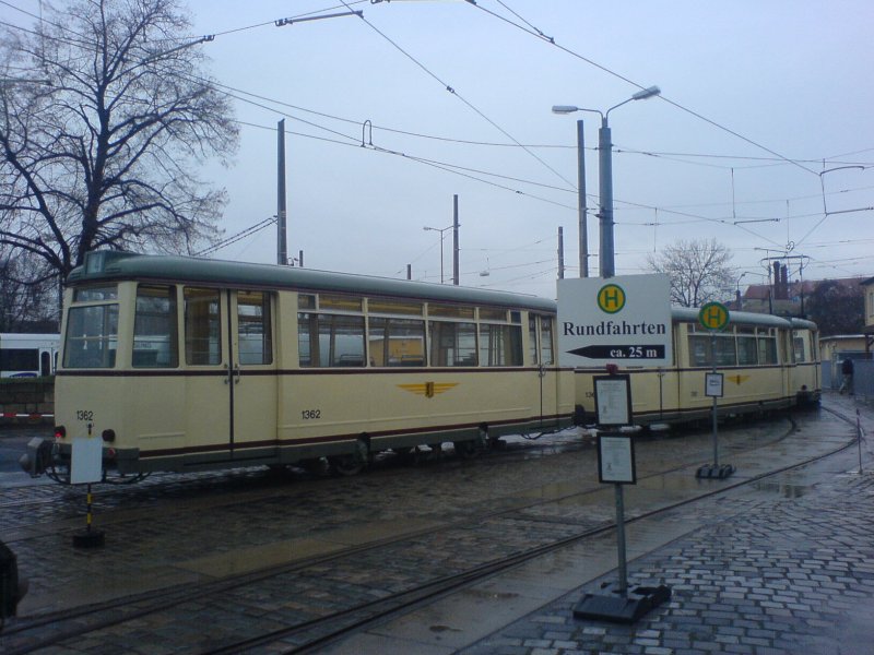 Unsere schnen alten Straenbahnfahrzeuge im Straenbahnmuseum im Betriebshof Trachenberge beim Tag der offenen Tr.
Fotografiert am: 06.12.2008