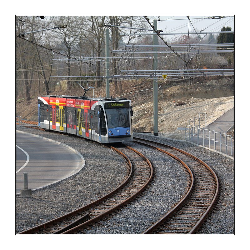 Unten -

Eine Straßenbahn am unteren Ende der lange Gefällstrecke entlang der Böfinger Steige. 

22.03.2009 (M)