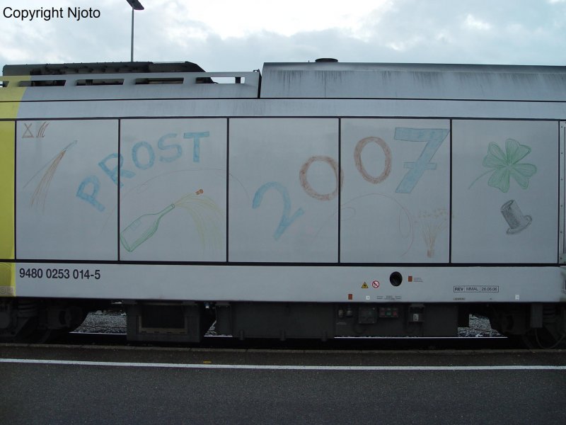 Unter Androhung von 3600 Euro Strafe: Das bemalen von... Is ja richtig. Narrenhnde beschmieren Tisch und W..Loks.