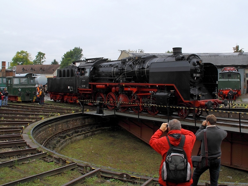 Unter den Augen zahlreicher Fotografen rollt 50 3501 auf die Drehscheibe des Bw Weimar. (10.10.2009)