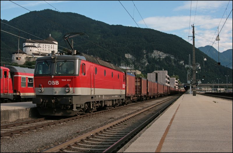 Unter dem bekannten  heulendem  Lftergerusch verlsst die Innsbrucker 1144 204 (9181 1144 204-5), nach dem Personalwechsel, mit einem Mllzug am Haken den Bahnhof Kufstein. (05.07.2008)
