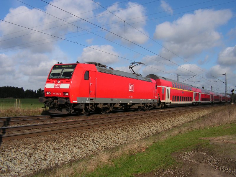 Unter dem wolkigen Himmel zieht BR 146 126-8 mit dem RE nach Hannover dahin...