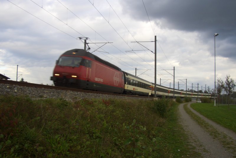 Unter dunklem Himmel fhrt IR 2136 mit Re 460 044-1  Zugerland  durch die Tgerwiler Kurve. 13.10.09.