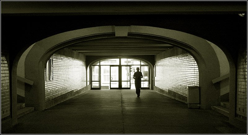Unter den Gleisen -

Bahnsteigunterführung am Bahnhof Stuttgart-Feuerbach. Aufgrund des Umbaues des Stuttgarter Hauptbahnhofes zum Durchgangsbahnhof wird die Unterführung in Zukunft an den Aufgängen im Vordergrund enden. Im anschließenden Bereich wird der Platz für die abgesenkten Gleise der neuen Tunnelrampe gebraucht. Bleibt zu hoffen, dass für das dahinter liegende Gewerbegebiet ein neuer genauso direkter Zugang geschaffen wird. 

06.04.2009 (M)