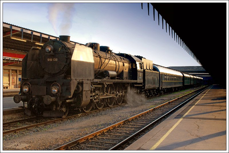 Unter keinem guten Stern stand am 5.4.2009 eine Sonderfahrt von Wien Sdbahnhof nach Markt St. Martin. Die 1949 von Cegielski in Polen unter der Fabriksnummer 1340 gebaute Pt 47-138 und nun als 919.138 im Besitz der Firma Brenner&Brenner Dampflokomotiven Betriebsgesellschaft m.b.H., wurde bereits einige Kilometer nach der Abfahrt in Mdling untauglich und musste durch eine 2143 ersetzt werden, die den Zug dann mit einiger Versptung an sein Ziel brachte. Die Aufnahme zeigt den abfahrbereiten Sdz R 16207 am virtuell deelektrifizierten Wiener Sdbahnhof.