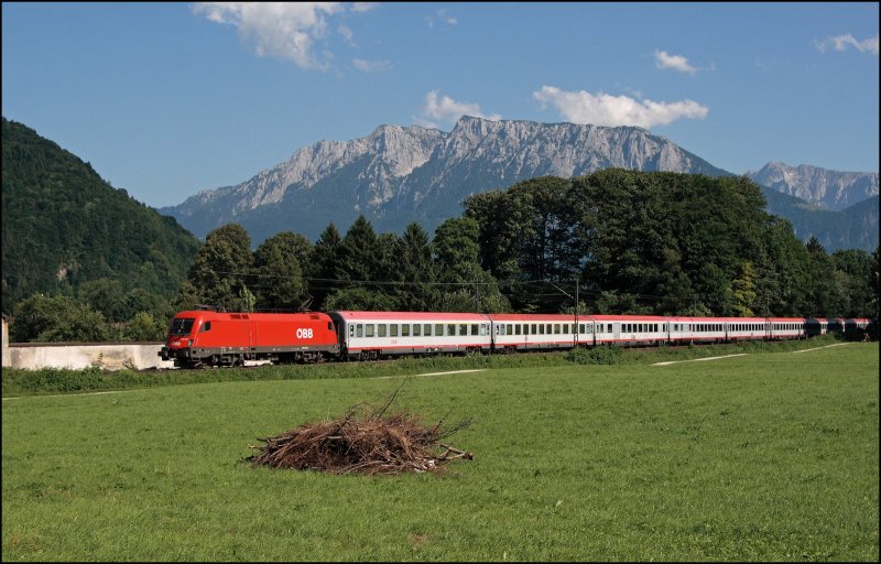 Unter den kl�ngen der Kloster Glocken ist 1016 049 ist mit dem OEC 569  Bernard Ingenieure  von Brgenz nach Wien West unterwegs. (10.07.2008)