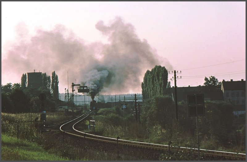 Unter krftiger Dampfentwicklung macht sich ein Gterzug von Ceske Velenice auf den Weg nach Gmnd/N. Weiter Richtung Tschechien getrauten wir uns nicht, da sich beim Einfahrvorsignal von Gmnd bereits der erste Grenzzaun befand und der Soldat auf der berwachungsbrcke uns stndig im Auge behielt. (Archiv 09/75)