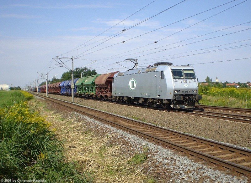 Unter leicht bewlktem Himmel kam die 185 548-5 der ITL mit einem Gterzug durch Leipzig gefahren. (Leipzig - 13.08.07)