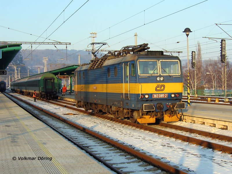 Unter der Mithilfe zweier Rangierer bernimmt 363 085 in Decin (Tetschen-Bodenbach) den R 694 aus Liberec (Reichenberg) zur Weiterfahrt nach Cheb (Eger), 28.01.2006
