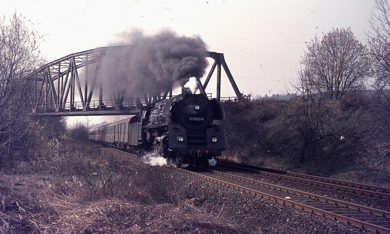 Unter der still gelegten und vor sich hin rostenden Br�cke der Berliner Kurve f�hrt ein Interzonenzug in Richtung Eisenach/Erfurt.