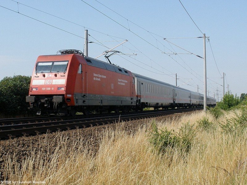 Unter strahlender Sonne kam die 101 108-9 mit
einem IC aus Richtung Halle/Saale am 03.07.08 durch Landsberg (bei Halle/Saale) gefahren.