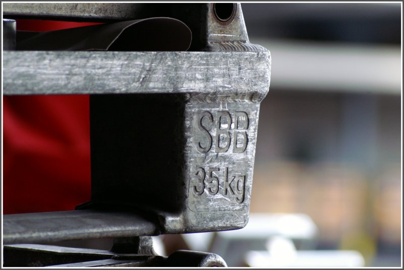 Untere Ecke eines Rollpalettes aus Aluminium, wie es zum rationellen Verladen von Gepck und anderen Gtern verwendet wird. Chur (04.07.2007)