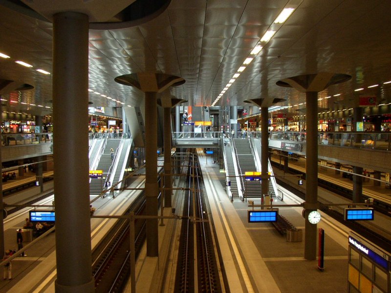 Untergeschoss im Berliner Hauptbahnhof, dass ja meistens leer ist!!!  30.08.07