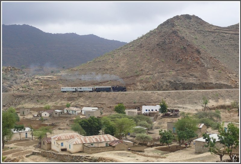 Unterhalb der Bahnlinie bei Ghinda werden dem kargen Boden von den Kleinbauern einige kleine Felder abgetrotzt. (31.10.2008)