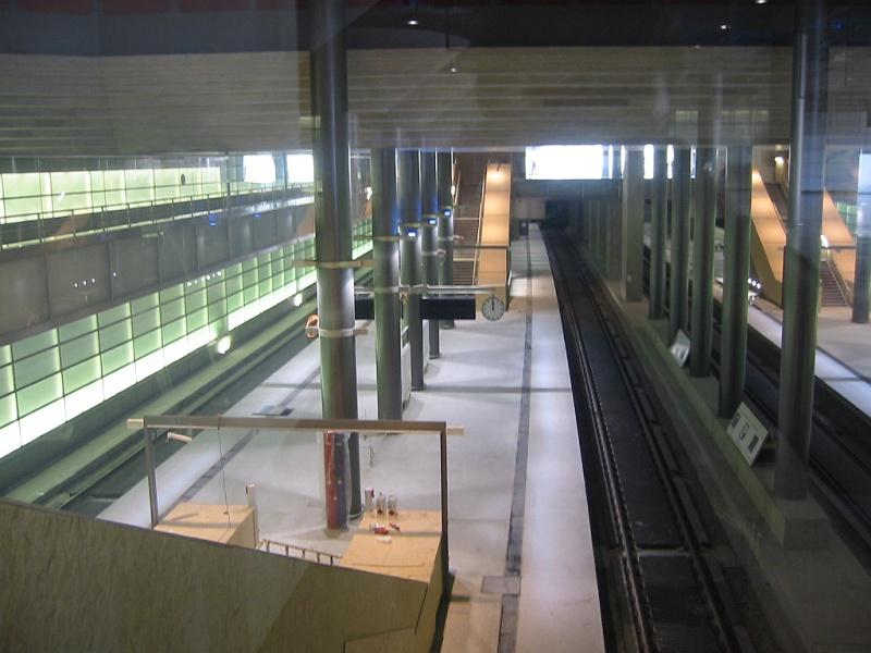 Unterhalb des Potsdamer Platzes wurde ein neuer Bahnhof fr den Regionalverkehr gebaut, der aber noch nicht in Betrieb ist. Von der Halle auf dem vorherigen Bild aus kann man durch eine Glasscheibe hindurch auf die Gleise und Bahnsteige schauen, die bereits weitgehend fertig sind. Im Hintergrund sind die Tunnel zu erkennen, die in Richtung des neuen Hauptbahnhofs fhren. Die Aufnahme stammt vom 13.07.2005.