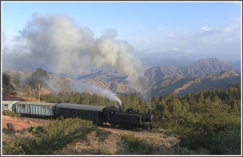 Unterhalb des Summit gibts sogar einen Tiefblick Richtung Sden, wo die Nebelschwaden nicht hinkommen. 442.55 schnaubt mit letzter Kraft dem hchsten Punkt der Strecke Massawa-Asmara auf 2394m /M. entgegen. (31.10.2008)