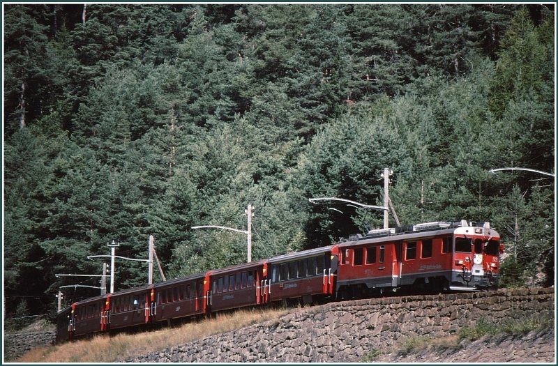 Unterhalb von Miralago bremst der ABe 4/4 III 53 einen Regionalzug talwrts Richtung Tirano. Hier hngt noch die alte Holzmastenfahrleitung. (Archiv 09/89)