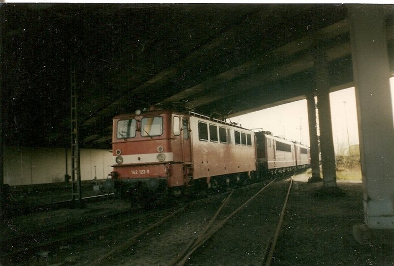 Unterhalb der Stadtautobahnbr�cke stande 142 123 im Juli 1997 im Bw Berlin Pankow.