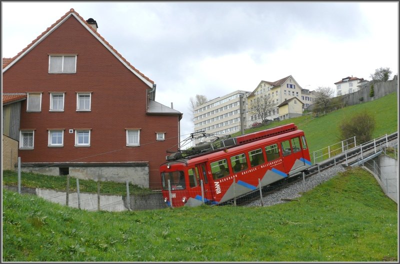 Unterhalb von Walzenhausen fhrt der BDeh 1/2 talwrts Richtung Rheineck. (14.04.2008)