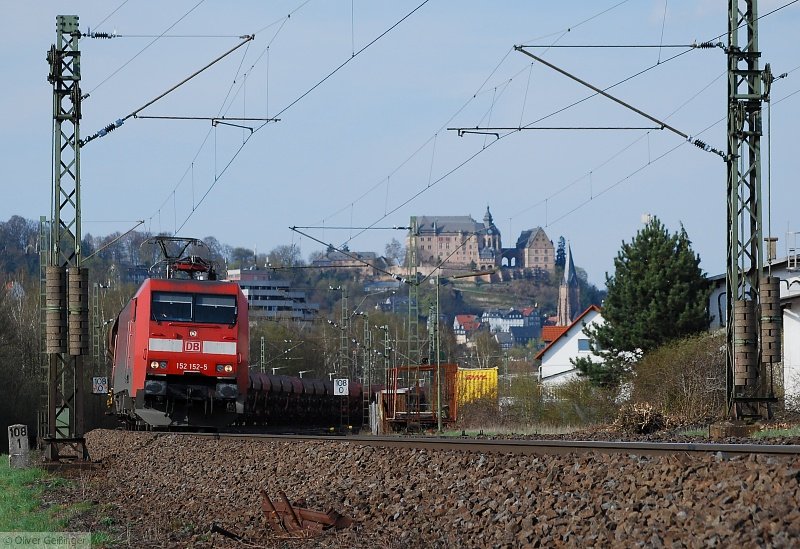 Unterm Marburger Landgrafenschloss (II). Richtung Frankfurt mit einem Ganzzug unterwegs ist 152 152-5 an der s�dlichen Ausfahrt von Marburg S�d. (07. April 2007, 17:23)