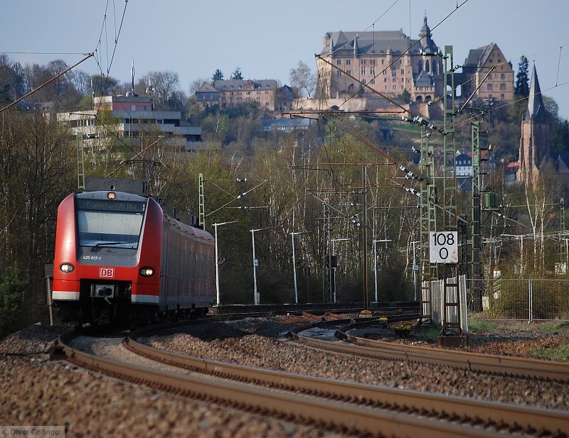 Unterm Marburger Landgrafenschloss (XI). Der Lokf�hrer von Quietschie alias RE 25025 alias Bandscheibenexpress alias Mittelhessenexpress nach Frankfurt sieht fast gar nichts. (07. April 2007, 17:53)