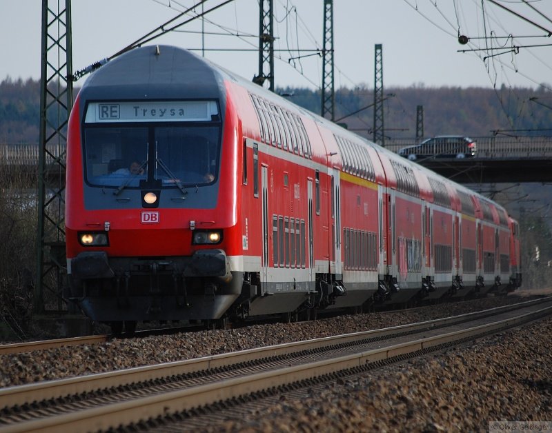 Unterm Marburger Landgrafenschloss (XVI). RE 4124 mit 111 100-4 folgt Quietschie nach Treysa, im Berufsverkehr sind die beiden ntig. (07. April 2007, 18:01)
