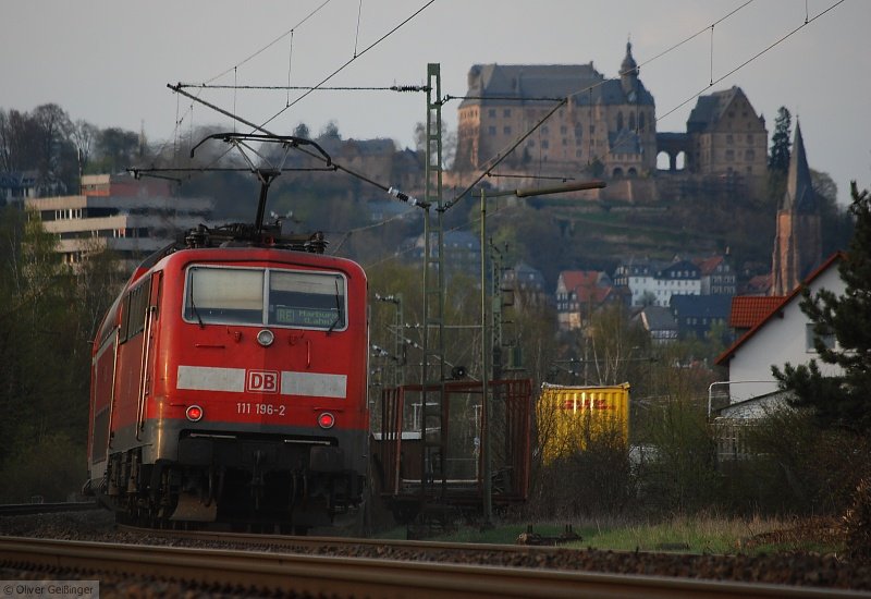 Unterm Marburger Landgrafenschloss (XXIV). Versp�tet der Verst�rkerzug RE 15792 von Frankfurt nach Marburg. (07. April 2007, 19:06)