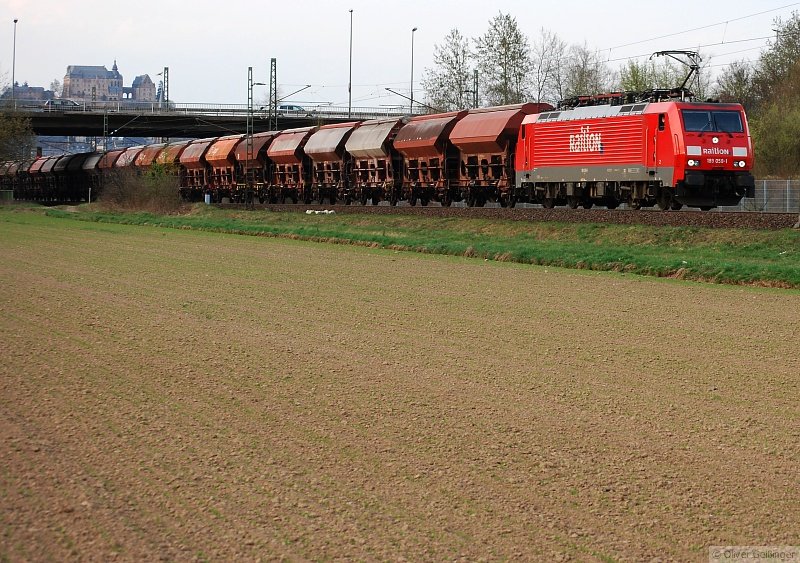 Unterm Marburger Landgrafenschloss (XXV). Von meiner Fotostelle, ca. 200 m vom Bahnsteig musste ich dennoch 4 km Umweg machen um wieder �ber den S�dbahnhof nach Hause zu gelangen, denn hier gibt es nur einen Feldweg begrenzt von Autobahn und Bahnstrecke. Da lie� sich 189 058-1 mit einem 40-Wagen-Ganzzug Richtung Frankfurt nicht vermeiden. (07. April 2007, 19:12)