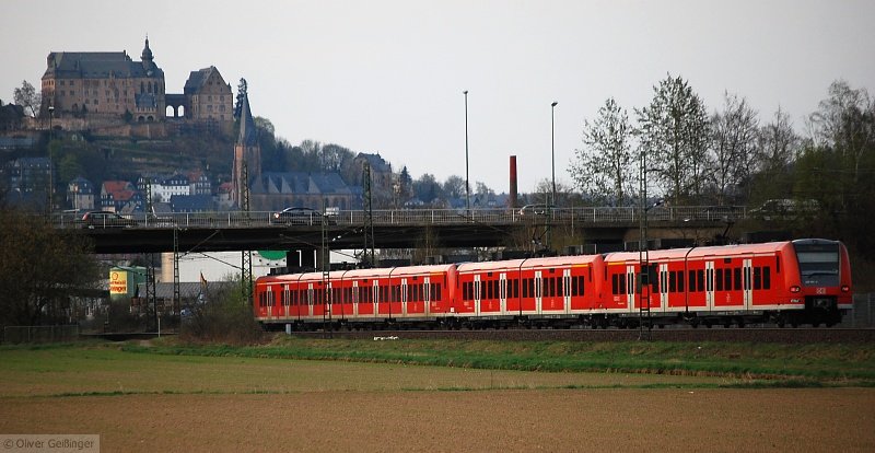 Unterm Marburger Landgrafenschloss (XXVI). Weil sich Quietschie wie ein roter Faden die Trilogie aus Marburg an der Lahn durchzieht, darf er sie auch beenden. Als Dreifachgarnitur mit 425 und zwei 426 strebt er am Abend Treysa entgegen. (07. April 2007, 19:15)

Ich hoffe, mal einen kleinen Rundumschlag vom Kilometer 108,1 �ber den Verkehr auf dieser Strecke gegeben zu haben, sowie ein wenig die Bahn mit dem Tal-dominierenden Marburger Schloss verbunden zu haben. Es ist wirklich sehenswert, wenn man in gro�em Bogen das Schloss umf�hrt und aus S�den, Osten und Norden eingehend betrachten kann. Auch f�r diese Serie noch einmal Dank an Jeanny und Matthias f�r fotografische Anregungen.