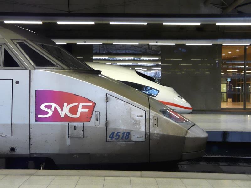 Unterschiedliche Formen bei den Hochgeschwindigkeitszgen. TGV und ICE 3 stehen am 07.03.08 in Bruxelles Midi nebeneinander.