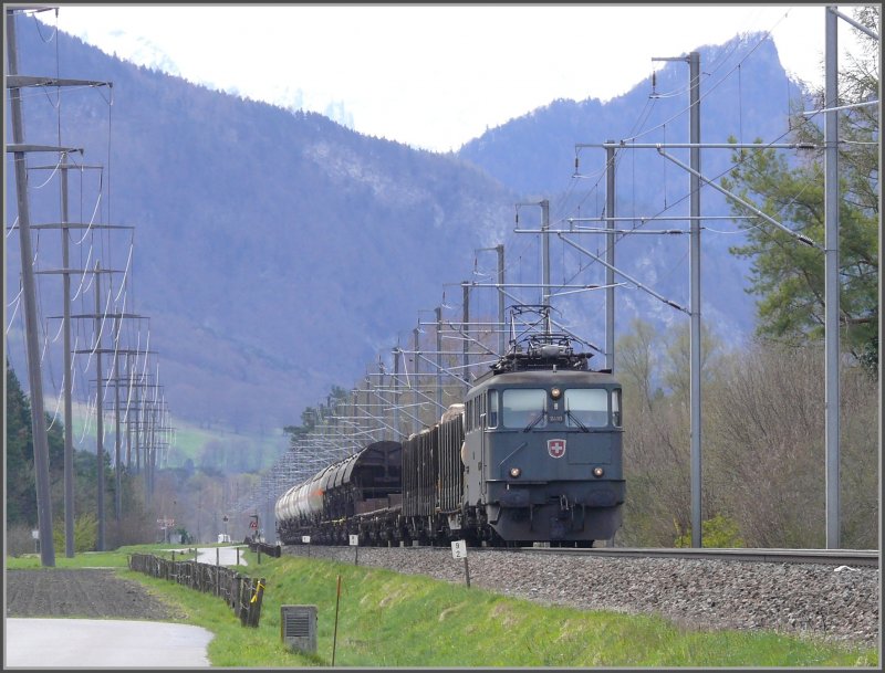 Unterwegs auf dem ausgedehnten Velonetz berholt mich zwischen Weite und Sevelen ein weiterer Gterzug, gezogen von der grnen Ae 6/6 11430. Der Zacken im Hintergrund msste der Regitzerspitz sein. (09.04.2008)