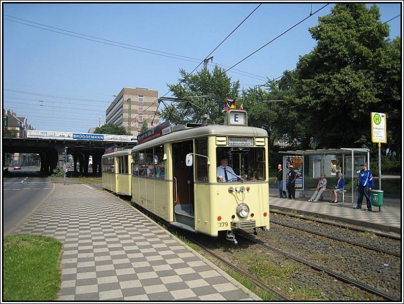 Unterwegs auf einer historischen Stadtrundfahrt - eine historische Tram der Rheinbahn mit dem Tw 379 (Baujahr 1950) an der Spitze hlt am 08.06.2008 an der Haltestelle Dsseldorf-Volksgarten.